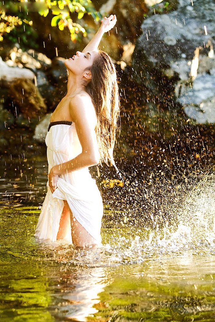 Marie Avgeropoulos in Dingzhou