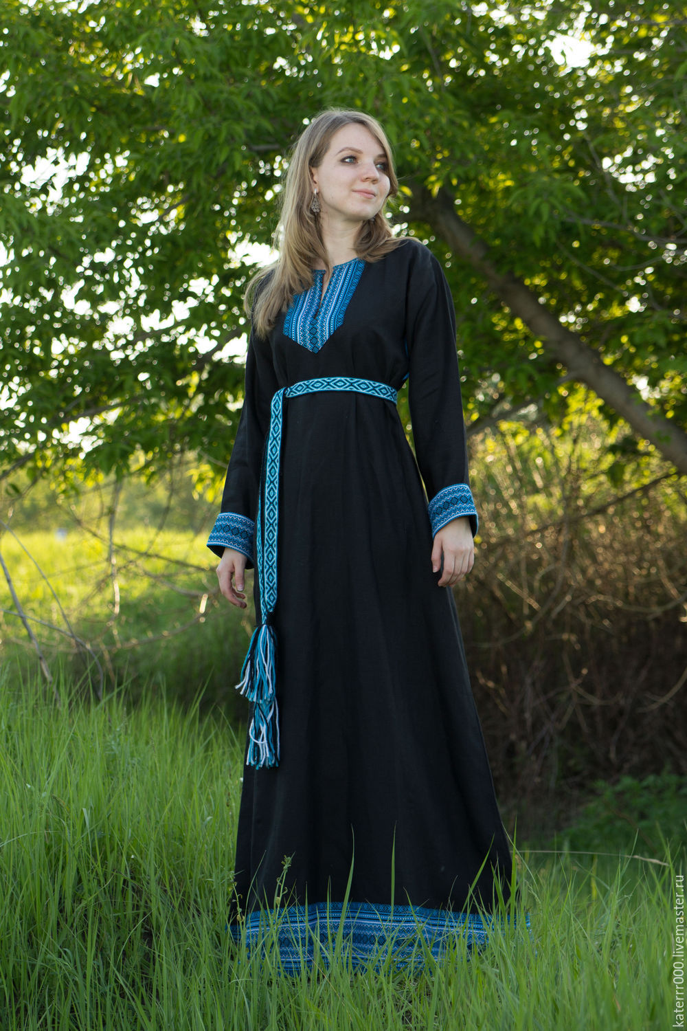 Women in Slavic costumes in Dingzhou